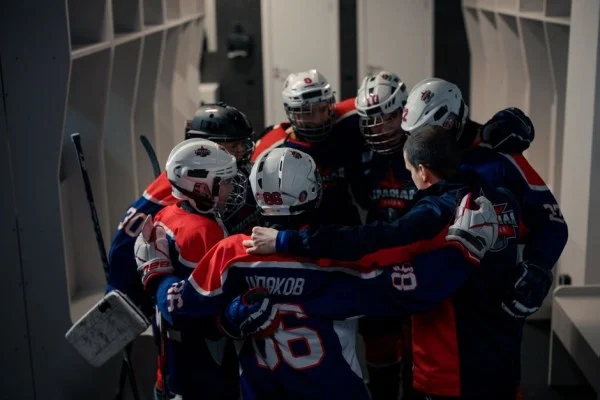 ice hockey team huddle